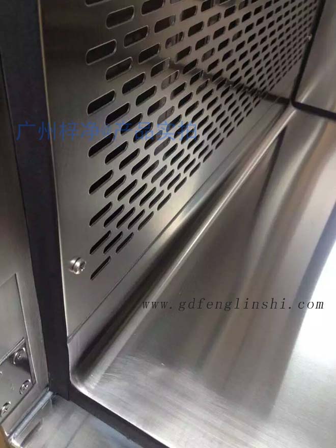 百級層流傳遞窗內(nèi)外雙層殼體，內(nèi)部四周圓弧處理，保證無縫隙連接；