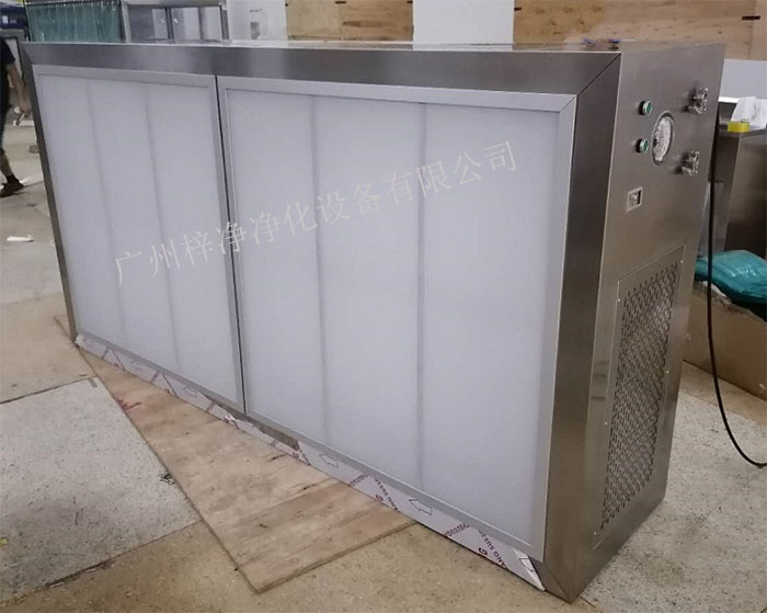 潔凈層流罩它主要由箱體、風(fēng)機(jī)、初效空氣過(guò)濾器、高效空氣過(guò)濾器、阻尼層、燈具等組成。