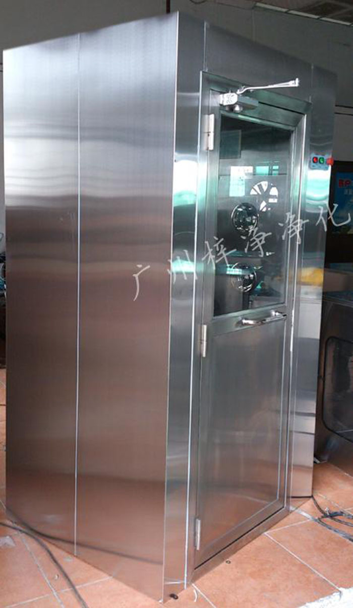 防爆風(fēng)淋室主要配置有：防爆風(fēng)機(jī)，離爆燈器等。