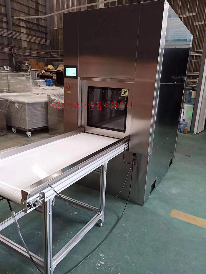 輸送帶傳遞窗還可吹淋被傳遞物品的表面，防止物品可能攜帶塵埃進(jìn)入潔凈室。