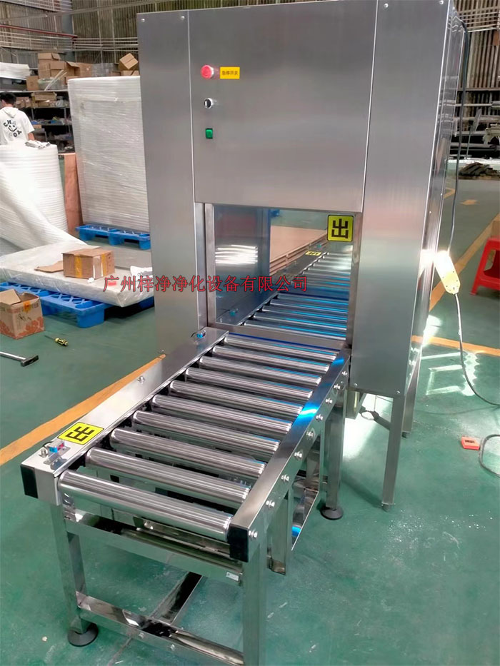 傳動(dòng)帶輸送線傳遞窗的制作法于其它普通傳遞窗不一樣，傳動(dòng)帶輸送線傳遞窗下面加了條流水線，上層要傳遞貨物。