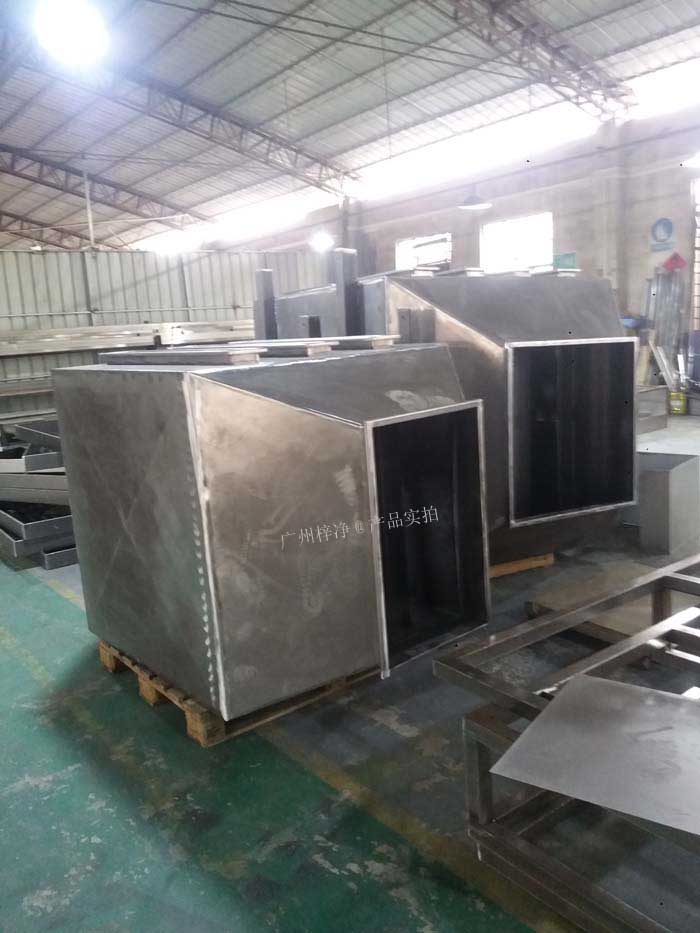 增壓新風柜可根據(jù)不同的通風管道布局，訂做不同的進出風口方向的風柜；