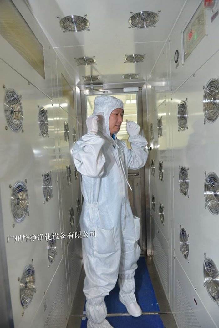 風(fēng)淋室不僅可以為工作人員提供清潔的空氣環(huán)境，還可以對(duì)物料進(jìn)行凈化處理。