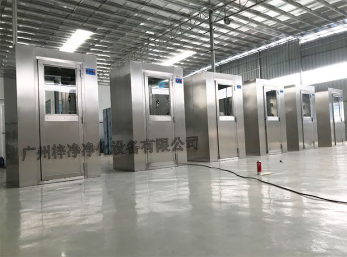 全不銹風淋室采用全不銹鋼材質(zhì)制造，具有良好的耐腐蝕性、耐高溫性和耐磨損性。