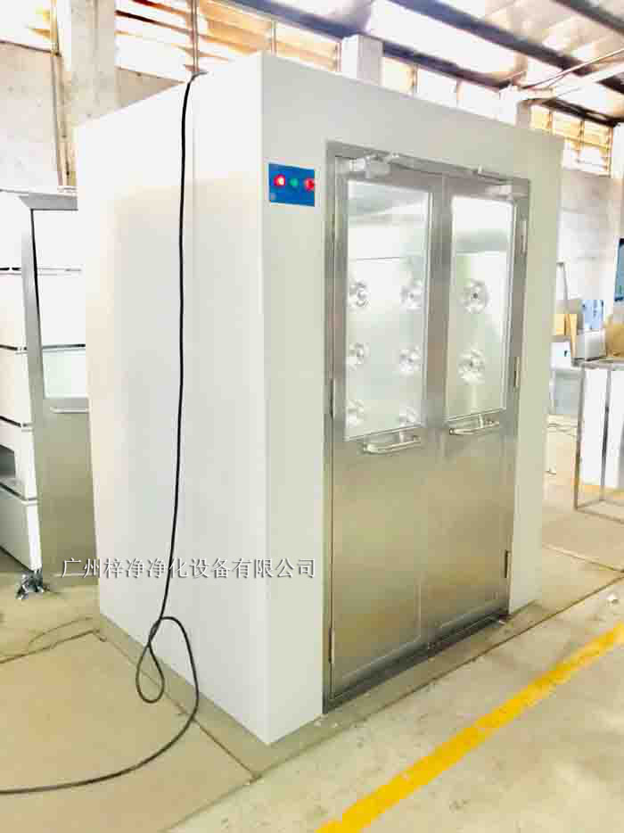 烤漆風淋室采用冷軋鋼板作為基材，表面經(jīng)過烤漆處理。