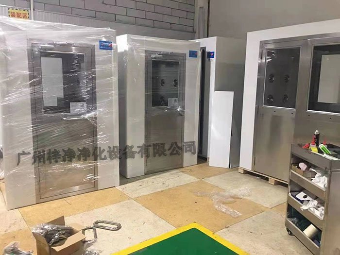 風(fēng)淋室作為一種重要的凈化設(shè)備，廣泛應(yīng)用于無(wú)塵室、電子、制藥等行業(yè)。