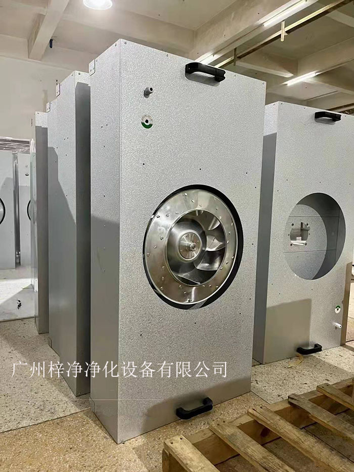 直流FFU適用于半導(dǎo)體、電子、平板顯示器和磁盤驅(qū)動(dòng)器的廠家及光學(xué)、生物工業(yè)及其它對空氣中污染有嚴(yán)格控制要求的地方。