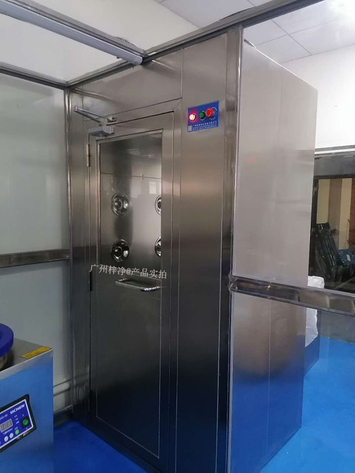 風(fēng)淋室作為一種重要的潔凈室設(shè)備，其內(nèi)部使用的初效過濾器和高效過濾器發(fā)揮著至關(guān)重要的作用。