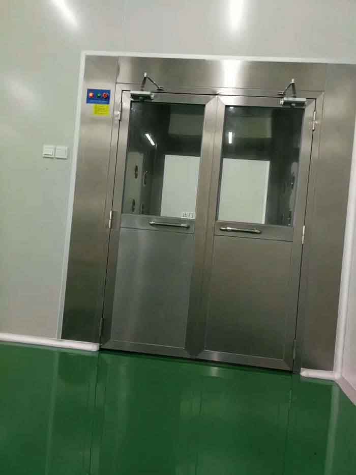 凈化車(chē)間風(fēng)淋室安裝現(xiàn)場(chǎng)實(shí)拍圖