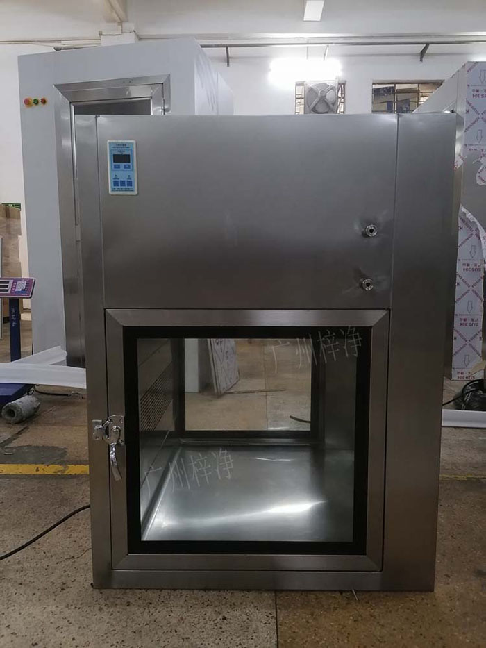 傳遞窗通常包括冷軋鋼板噴塑制作或優(yōu)質(zhì)不銹鋼制作、透明玻璃，紫外線殺菌燈、照明和局部高效過濾器等。