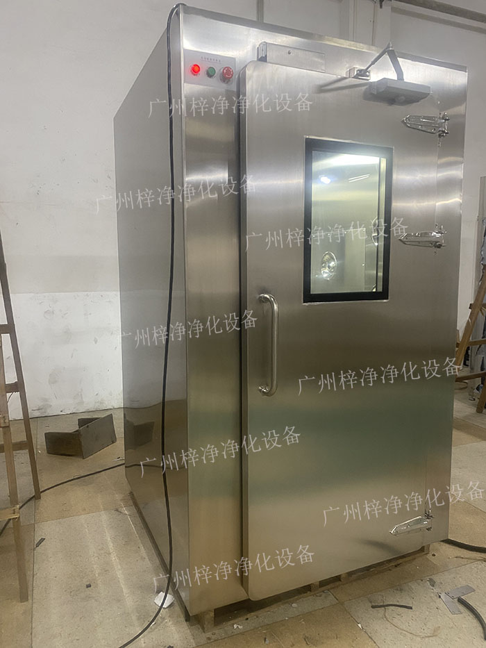 高端滿焊風(fēng)淋室采用滿焊接工藝，無縫連接，防止塵埃進(jìn)入，確保潔凈室的空氣質(zhì)量。