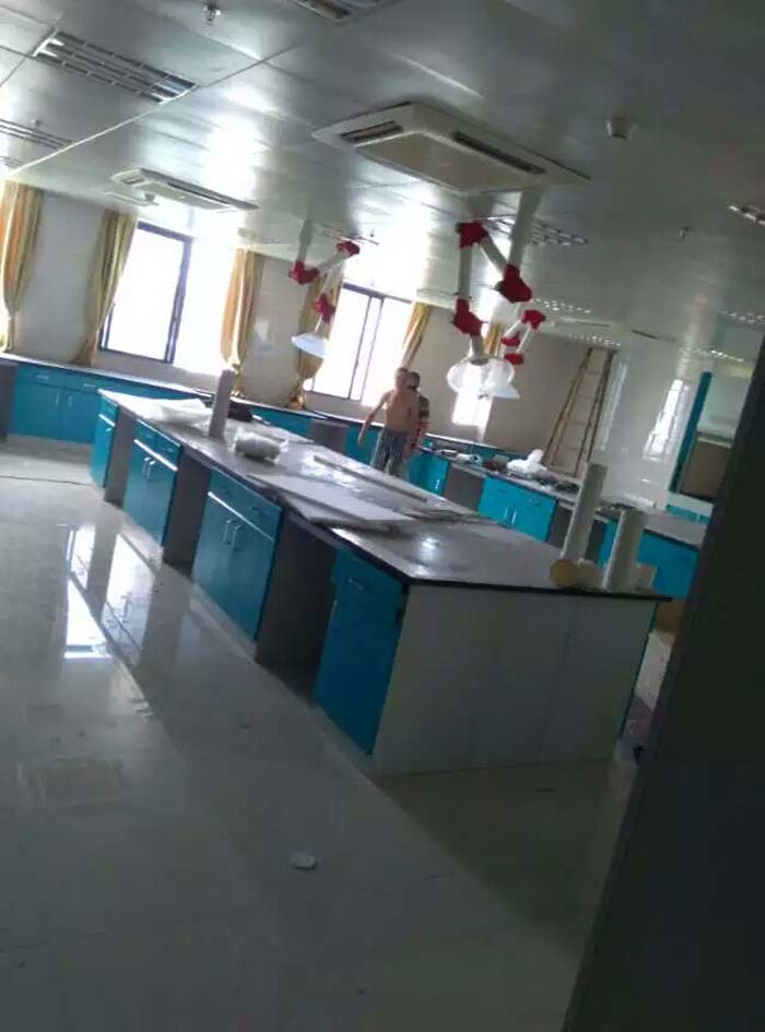 實驗臺應安裝在穩(wěn)固的支撐結構上，確保實驗臺在使用過程中的穩(wěn)定性。