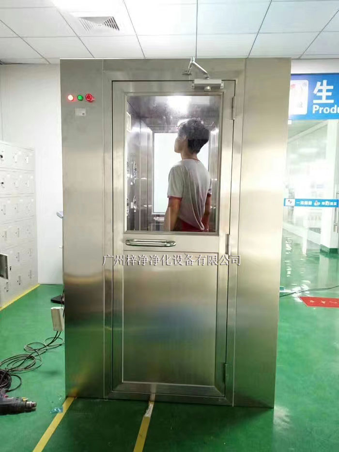操作前應(yīng)檢查風(fēng)淋室各部件是否完好，包括門體、噴嘴、風(fēng)機(jī)、照明等。