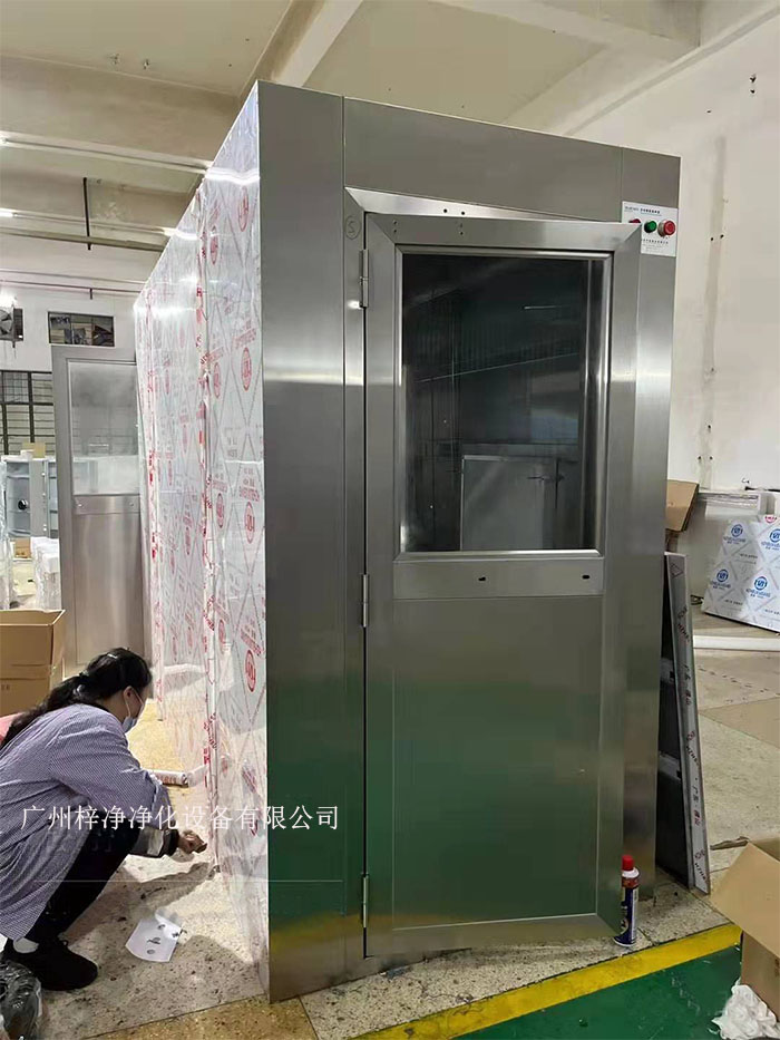風(fēng)淋室作為潔凈室的關(guān)鍵設(shè)備