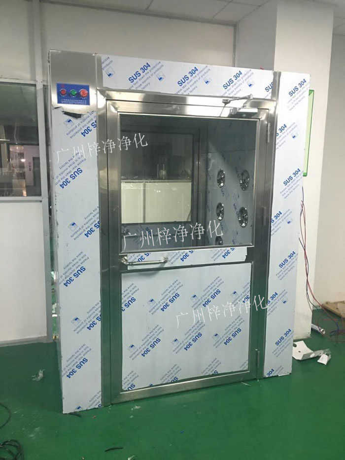 防爆風(fēng)淋室是指風(fēng)淋室的電機(jī)、指示燈、照明燈、接線管必須嚴(yán)格按照防爆標(biāo)準(zhǔn)