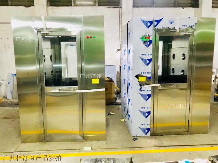 風(fēng)淋室安裝地面應(yīng)平整、堅(jiān)實(shí)，無油污、水漬等。