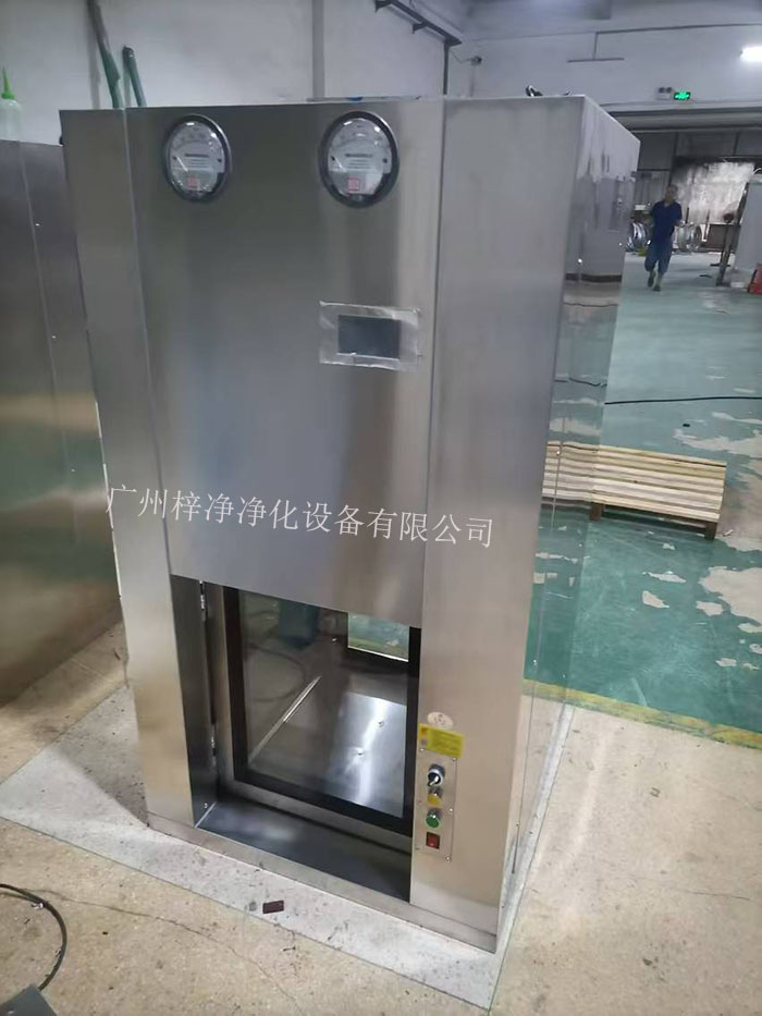 傳遞窗是一種用于潔凈室內(nèi)部或潔凈室與外界之間傳遞物品的設(shè)備，可以防止外部污染進(jìn)入潔凈室。