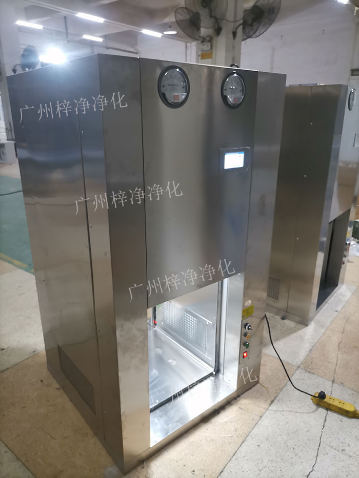 機器人機械臂傳遞窗是通過高精度的傳感器，實現(xiàn)機器人與傳遞窗的精準對接。