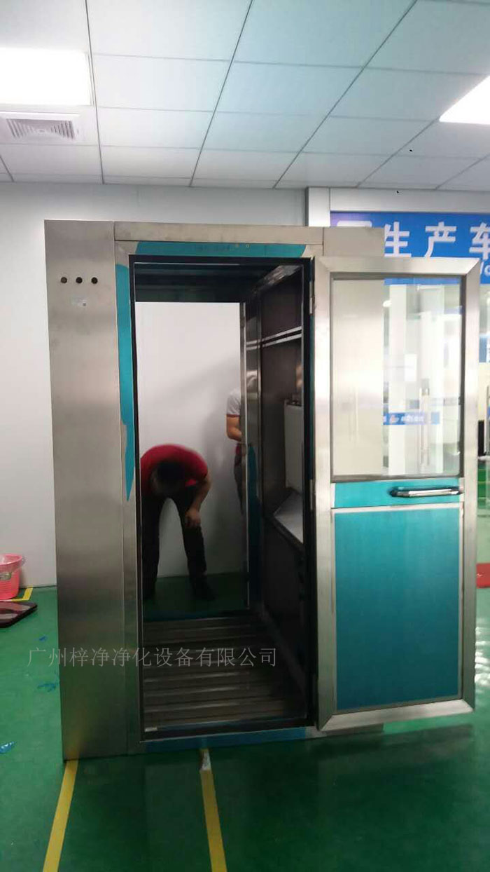 安裝風(fēng)淋室的地面應(yīng)平整，如有必要，應(yīng)進(jìn)行找平和加固處理。