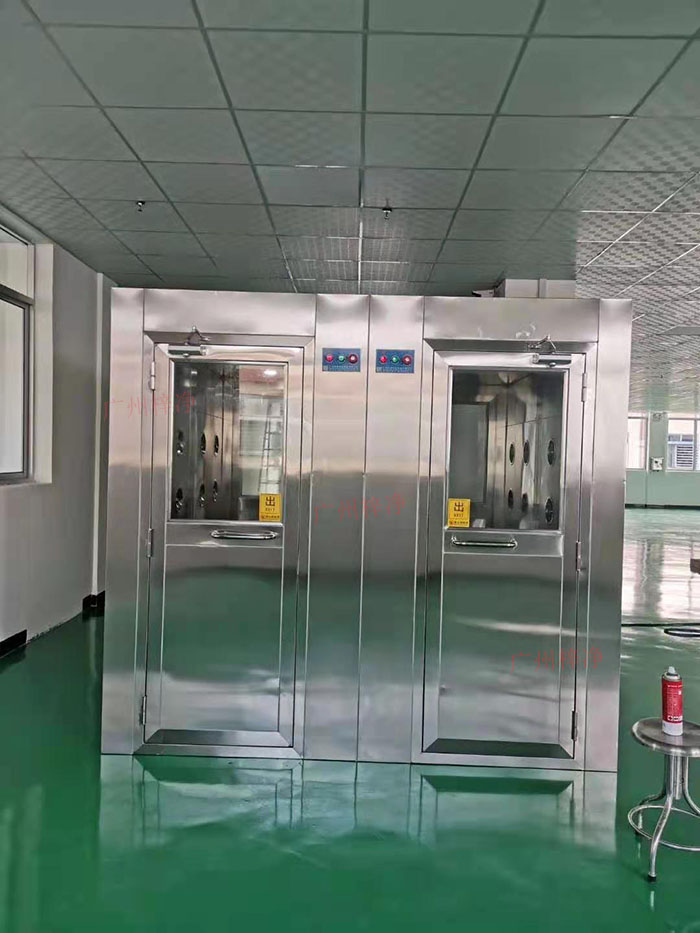 風(fēng)淋室主要功能是通過快速氣流的作用，去除人員和物料表面攜帶的塵埃和微生物，以確保進(jìn)入潔凈室的人員和物料不會污染車間環(huán)境。