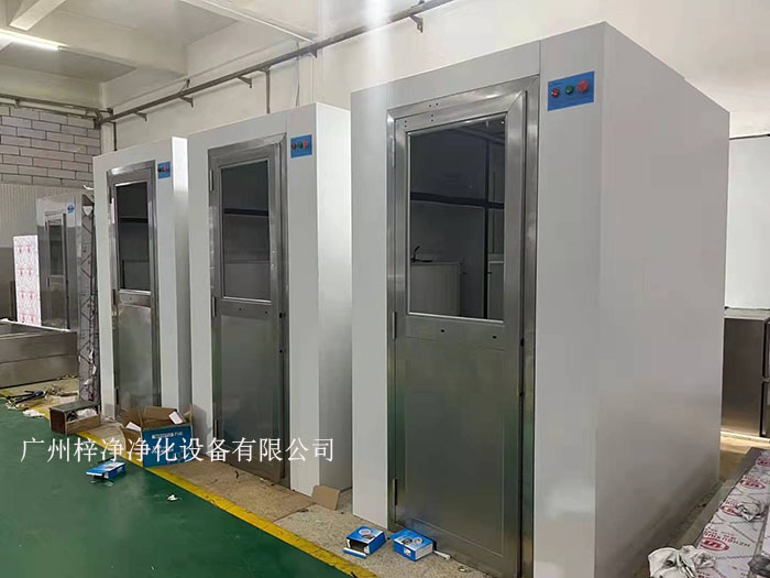 風(fēng)淋室作為潔凈室的人身凈化裝置，對(duì)于維持潔凈室的潔凈度至關(guān)重要。