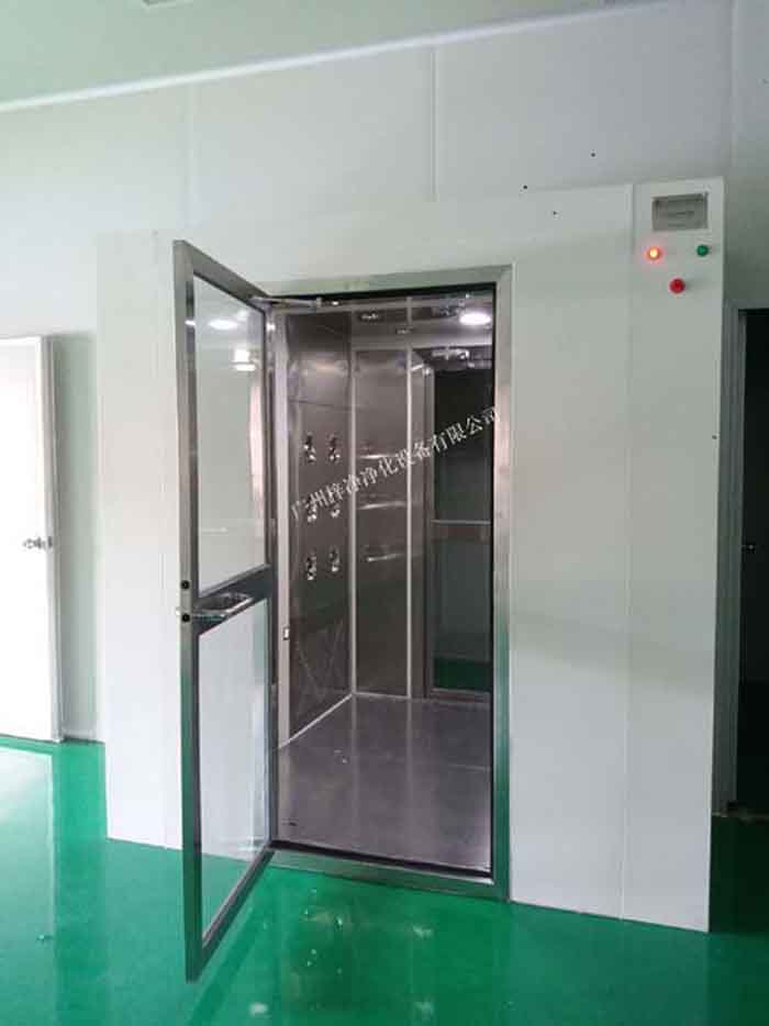 風(fēng)淋室安裝現(xiàn)場實拍圖