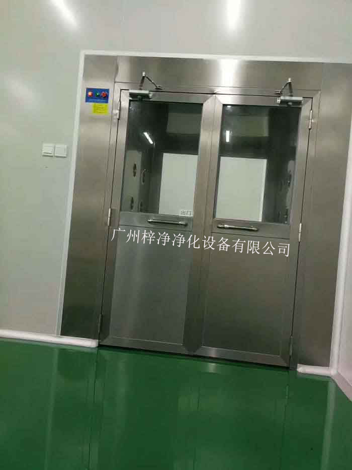 風(fēng)淋室的主要功能是利用高速氣流對人體或物品進(jìn)行吹淋，迅速去除其表面的塵埃和微粒，從而達(dá)到潔凈的目的。