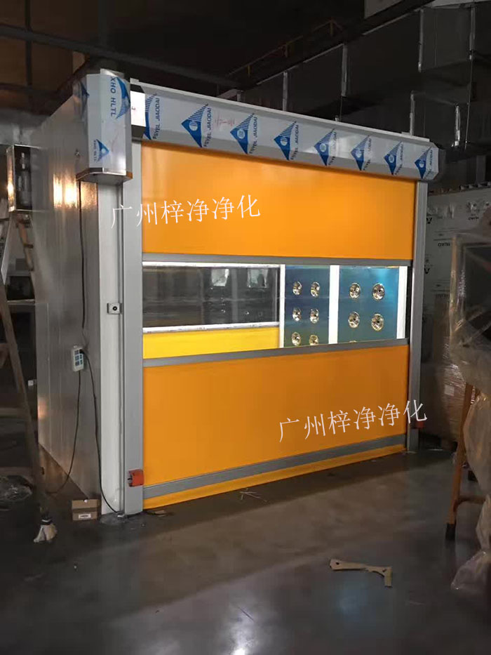 快速卷簾門風(fēng)淋室由一個(gè)高速運(yùn)行的卷簾門和高效空氣過濾器組成