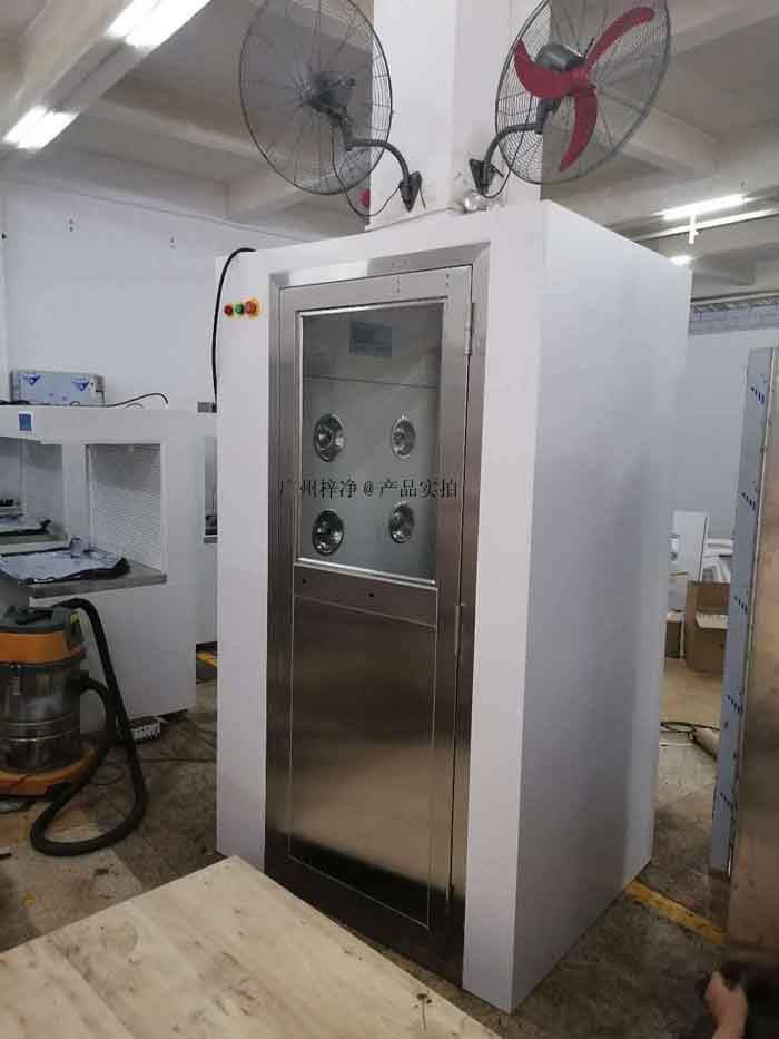 風淋室的外殼尺寸，包括長度、寬度和高度。