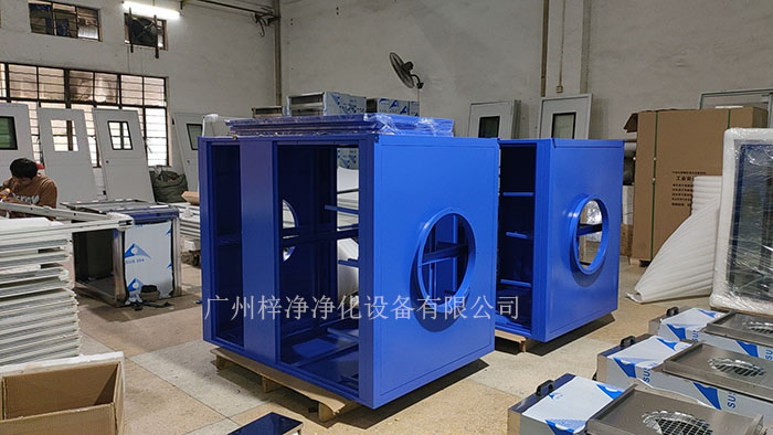 空氣過(guò)濾箱內(nèi)部結(jié)構(gòu)裝的初效空氣過(guò)濾器，高效空氣過(guò)濾器，風(fēng)機(jī)。