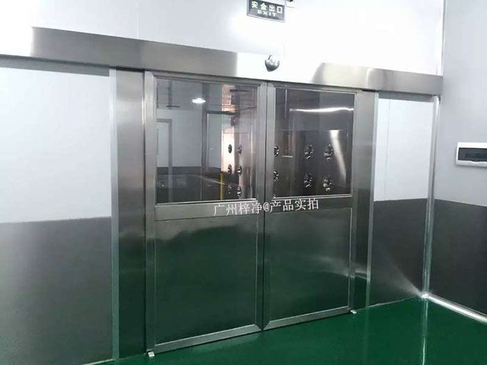 自動門風(fēng)淋室采用自動感應(yīng)技術(shù)，當(dāng)人員接近時，門會自動開啟，人員通過后自動關(guān)閉。