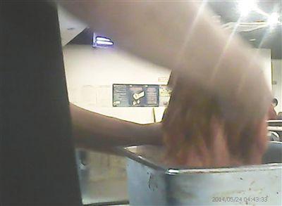 在開餐前，烤肉店一名員工正徒手?jǐn)嚢枞馄?
