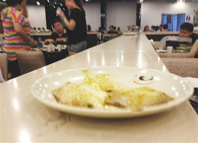 客人剩下的魚，被擺在一旁的石臺(tái)上，它們隨后被送往后廚，繞一圈后再次出現(xiàn)在餐臺(tái)。
