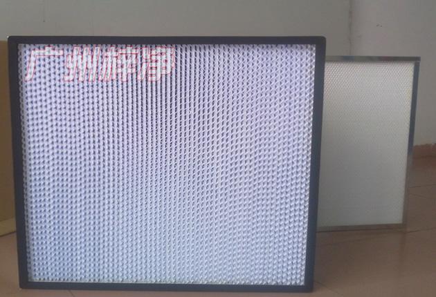 HS有隔板高效過濾器可廣泛用于光學(xué)電子、LCD液晶制造，生物醫(yī)藥、精密儀器、飲料食品，PCB印刷等行業(yè)無塵凈化車間的空調(diào)末端送風(fēng)處。