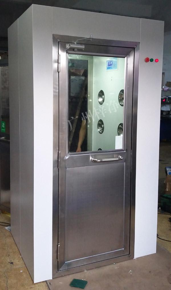 1200型風(fēng)淋室是進(jìn)入潔凈室所必需的通道，可以減少進(jìn)出潔凈室所帶來的污染問題。
