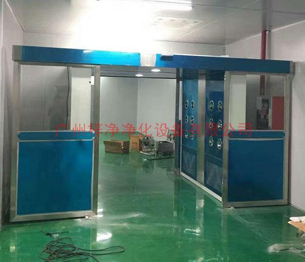 現(xiàn)場(chǎng)安裝中的全自動(dòng)平移門風(fēng)淋室圖片二 現(xiàn)場(chǎng)安裝中的全自動(dòng)平移門風(fēng)淋室圖片二