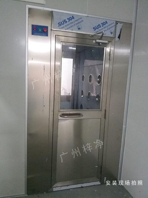 食品級不銹鋼風淋室 食品級不銹鋼風淋室制作材料是一種防潮,防生銹的不銹鋼制作的