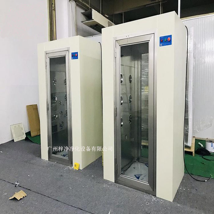 潔凈室、實驗室配套風(fēng)淋室通道底座頂部的兩側(cè)安裝有殼體