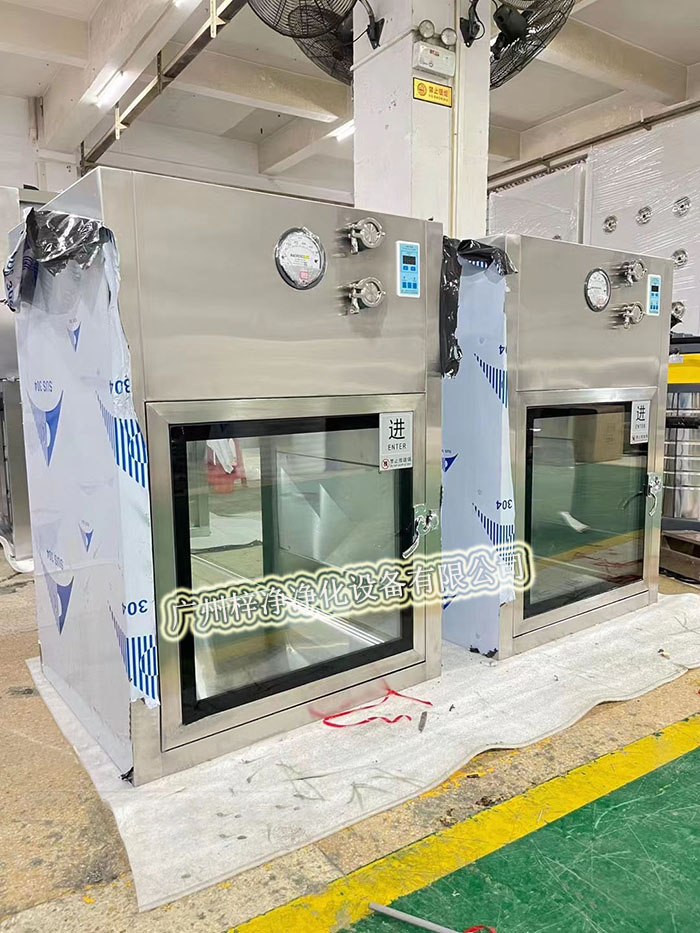 百級層流罩與百級層流傳遞窗都是醫(yī)藥行業(yè)的層流凈化設備選擇之一