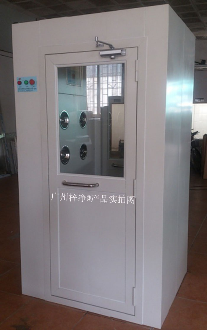 烤漆風(fēng)淋室是員工進(jìn)入潔凈室或無(wú)塵車間必備的凈化設(shè)備通道